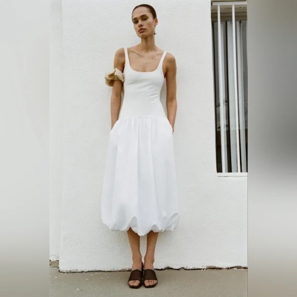 Elegant White Sleeveless Dress